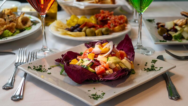 Salad with beets, tomatoes and onions